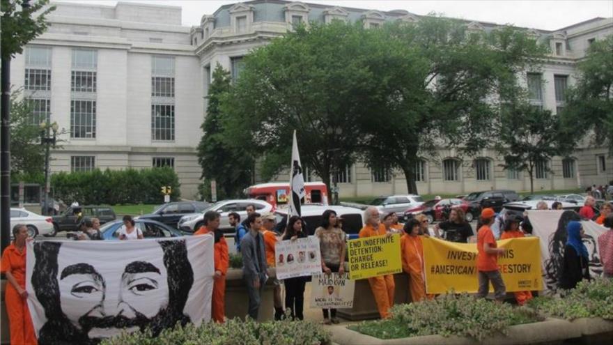 Estadounidenses concentrados ante  Departamento de Justicia de EE.UU pidiendo investigacin sobre torturas de la CIA. 27 de junio de 2015