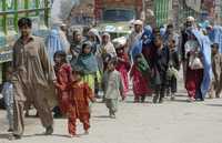 Varias familias de refugiados afganos abandonan el campo de Peshawar, en Pakistn, al terminar el plazo para iniciar la repatriacin