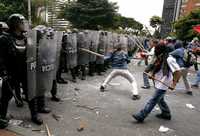 Manifestantes enfrentan a policas antimotines a la llegada del presidente George W. Bush a Bogot