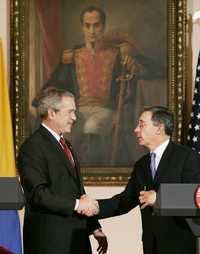 Saludo entre los presidentes de Estados Unidos, George W. Bush, y de Colombia, Alvaro Uribe, ayer en la Casa de Nario, sede del gobierno colombiano, con la imagen de Simn Bolvar al fondo
