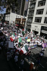 La marcha del 9 de abril en San Diego alcanz una concurrencia sin precedentes en el condado. <i>John Gibbins / Union-Tribune</i>