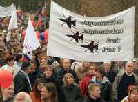 Miles de personas convocadas por un movimiento de paz alemn marcharon durante el domingo de Pascua cerca de la ciudad de Fretzdorf para condenar los bombardeos contra diversos pases al tiempo que preguntan si Irn ser la prxima nacin atacada
