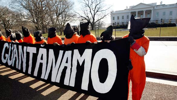 Manifestantes simulan ser presos de Guantnamo frente a la Casa Blanca, en Washington.