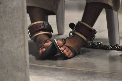 Fotografa revisada por el Departamento de Defensa de EE.UU., en la que se observa a un prisionero con sus tobillos encadenados en el campo de alta seguridad seis de la crcel de la base naval de Guantnamo (Cuba). EFE/Archivo