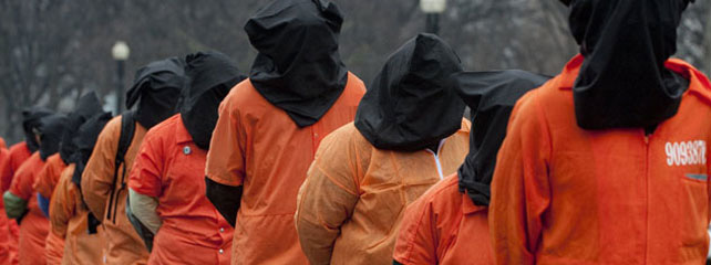 Activistas protestan con monos y capuchas como los de los presos de Guantnamo.- SAUL LOEB (EFE)