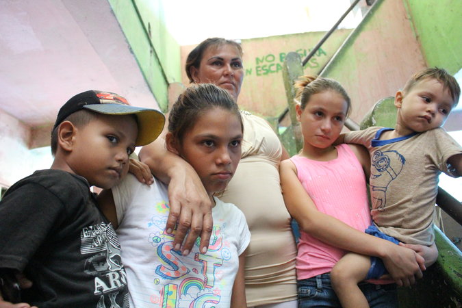 Elena, segunda desde la izquierda, y su familia huyeron de Honduras, pero fueron detenidos por las autoridades mexicanas. Ahora se encuentran en un refugio en Tapachula, Mxico, cerca de la frontera con Guatemala. Nicholas Kristof/The New York Times