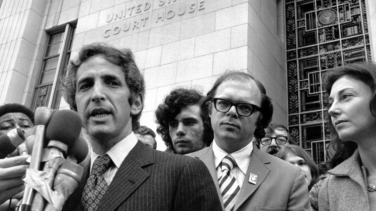 Daniel Ellsberg se dirige a la prensa a las puertas del juzgado de Los Ángeles en enero de 1973.