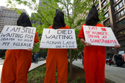 Demonstrators dressed like detainees demand that Obama close Guantnamo, Chicago, May 2013. (Photo: FJJ) 