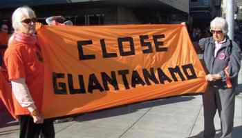 Activistas de los derechos humanos protestan y piden en la acera de UC Hastings College of the Law el 13 de enero: , el cierre de la prisión de Guantánamo.