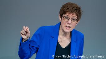 La ministra de Defensa Kramp-Karrenbauer quiere equipar a la Bundeswehr con drones de combate, pero sus socios de coalición en Berlín no están de acuerdo.