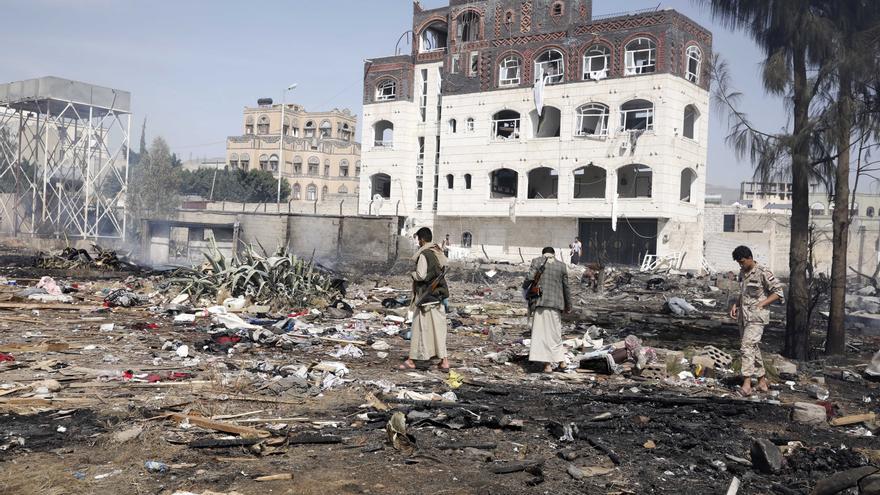 Yemenes inspeccionan un sitio de ataques areos contra dos casas, en San, Yemen, en una fotografa de archivo.
