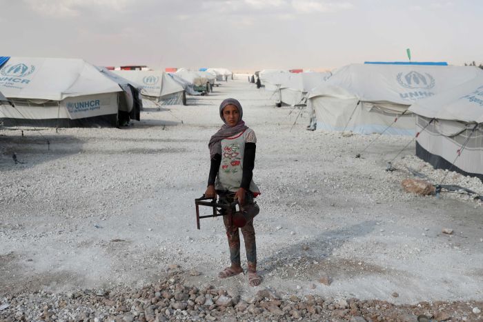 Un adolescente sostiene una cocinilla en el campo de campamento de desplazados de Raqqa, en Siria. 14 de junio 2017. Los intensos ataques aéreos de la coalición liderada por Estados Unidos han dejado al menos 300 civiles muertos desde marzo en Raqqa, en el norte de Siria, a medida que se acerca al bastión de las fuerzas del Estado Islámico, dijeron el miércoles investigadores de crímenes de guerra de la ONU. REUTERS/Goran Tomasevic