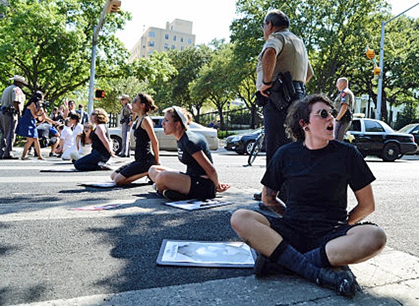 13 de agosto de 2014, Austin, Texas: Viajeros por la Libertad Pro Derecho al Aborto en frente de la mansin del gobernador texano Rick Perry.