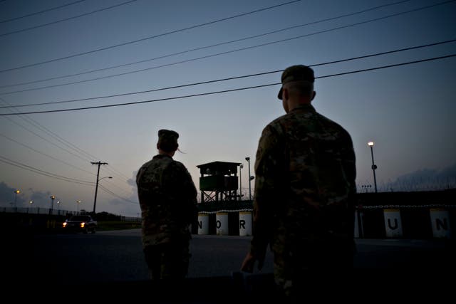<p>Soldados hacen guardia afuera del Campamento Delta en el centro de detención de la Bahía de Guantánamo en Cuba </p>