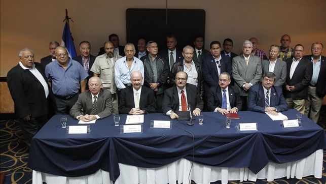 Un grupo de exministros de Defensa y ex miembros del Alto Mando de las Fuerzas Armadas salvadoreas, entre ellos el exministro de Defensa Humberto Corado (c) (1991-1993) participan en una conferencia de prensa en El Salvador en contra de la extradicin de militares por el Caso Ellacura. 