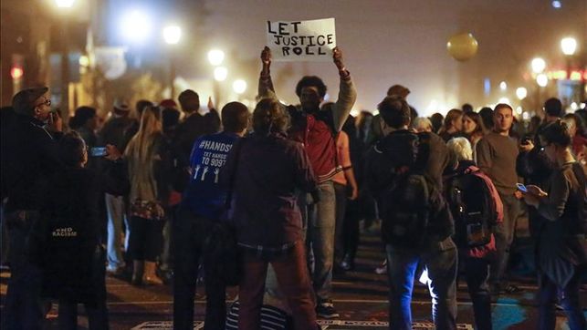 Docenas protestan en EE.UU. por muerte de joven negro tiroteado por la Polica