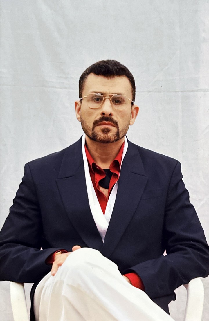 Una imagen de Abu Zubaydah, prisionero de la Baha de Guantnamo, tomada en 2024 y proporcionada por su equipo legal. En los ltimos aos, una inusual coleccin de retratos ha ofrecido al pblico la nica visin del interior de la prisin militar estadounidense de la Baha de Guantnamo. Zubaydah, cuyo verdadero nombre es Zayn al-Abidin Muhammed Husayn, nunca ha sido acusado de ningn delito. (Equipo Legal de Abu Zubaydah va The New York Times)