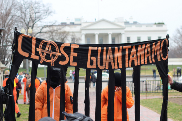 Se descubri que Polonia alberg una crcel secreta de la CIA. En Guantnamo, Cuba, Estados Unidos mantiene otro centro ilegal de detencin. Protestas al cumplirse 10 aos de esa prisin, en enero de 2012. Crdito: Amnista Internacional/Christoph Koettl/CC By 2.0
