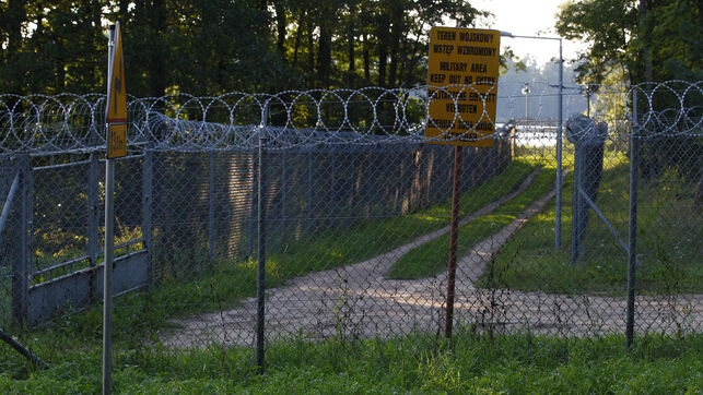 Una cerca de alambre rodea una zona militar en el pueblo de Stare Kiejkuty, en el noreste de Polonia. Polonia se neg a decir al Tribunal Europeo de Derechos Humanos si haba albergado una crcel secreta de la CIA en su suelo // REUTERS/Kacper Pempel
