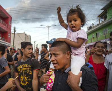 Migrantes centroamericanos protestan a su paso por la poblacin de Nicols Romero el martes 3 de abril de 2018 en el estado de Oaxaca (Mxico). El Gobierno de Mxico reiter hoy la soberana de su poltica migratoria y rechaz que est "sujeta a presiones" tras confirmar la dispersin de la Caravana "Viacrucis del Migrante" por voluntad de sus integrantes. Las secretaras de Gobernacin y Relaciones Exteriores sealaron en un comunicado que la poltica migratoria de Mxico "busca asegurar que la migracin ocurra de manera legal, segura, ordenada y con pleno respeto a los derechos de las personas".El presidente de Estados Unidos, Donald Trump, dijo que Mxico disolvi la caravana y se jact de que Mxico ha actuado debido a sus amenazas de cancelar el Tratado de Libre Comercio de Amrica del Norte (TLCAN).