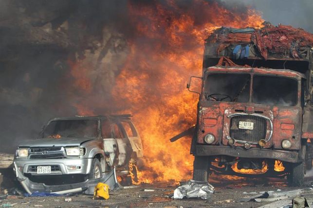 Varios vehculos arden tras la explosin registrada ante el hotel Safari de Mogadiscio, Somalia