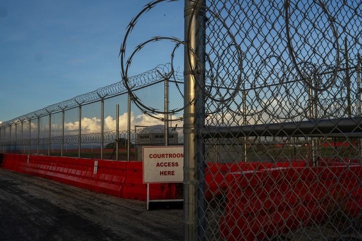 Entrada al complejo judicial de la base de la Bah�a de Guant�namo, Cuba, el 5 de noviembre de 2023.  (Marisa Schwartz Taylor/The New York Times)