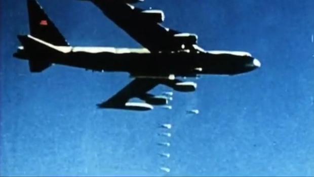 Un avin de combate volando en el cielo Descripcin generada automticamente con poca confianza