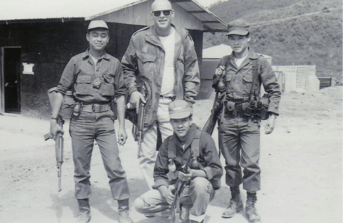 Un grupo de hombres con uniformes militares Descripcin generada automticamente con confianza media