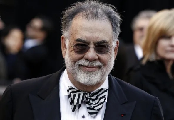 Una persona con traje y gafas de sol Descripcin generada automticamente con nivel de confianza bajo