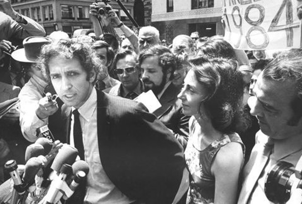 Una persona hablando por micrfonos con una multitud de personas Descripcin generada automticamente con nivel de confianza bajo