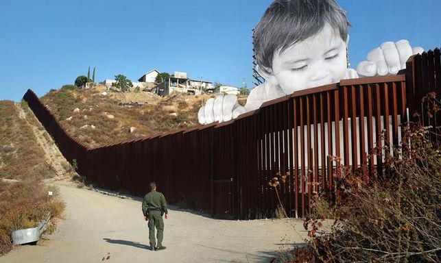 Un artista francs levanta a un nio gigante entre la frontera de EE.UU. y Mxico