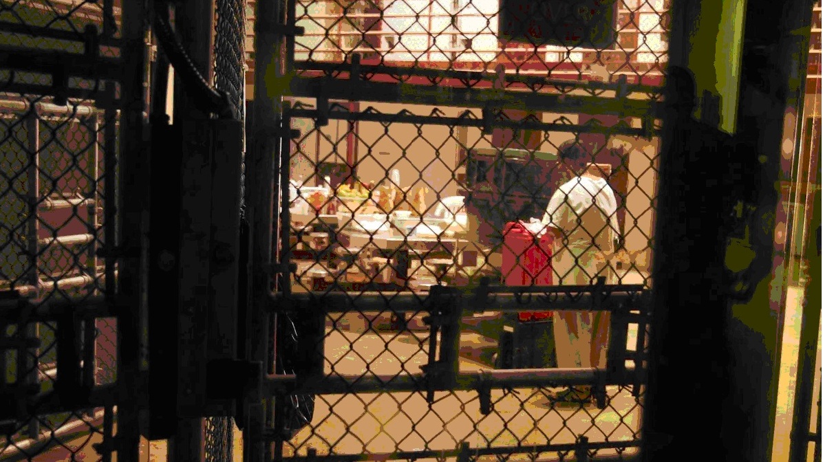 Un detenido en el área comunal en Guantánamo en 2016.