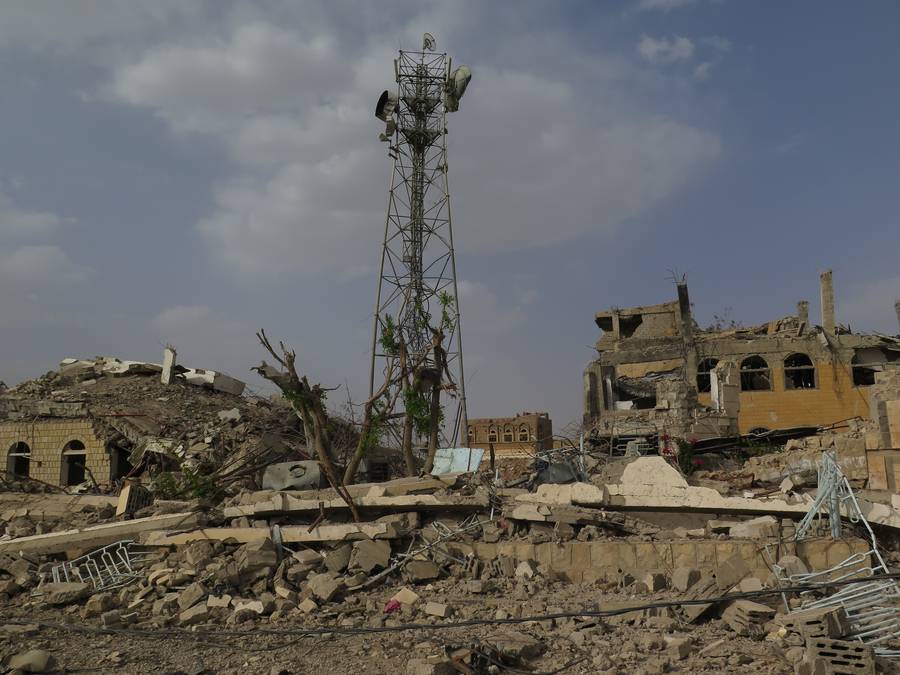 As qued la torre de comunicaciones de Sada tras el bombardeo liderado por la Coalicin que encabeza Arabia Saud. Copy: AI
