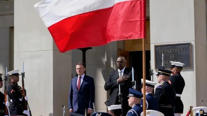 El secretario de Defensa, Lloyd Austin, a la derecha, junto al ministro de Defensa polaco, Mariusz Błaszczak, a la izquierda, mientras suena el himno nacional durante una ceremonia de llegada al Pentágono en Washington, el 20 de abril de 2022.