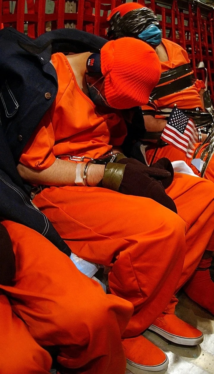 El primer grupo de detenidos es transportado desde Afganistán a la Base Naval de la Bahía de Guantánamo a bordo de un C-141 de la Fuerza Aérea el 11 de enero de 2002., Foto Sargento de Estado Mayor Jeremy T. Lock vía The New York Times.