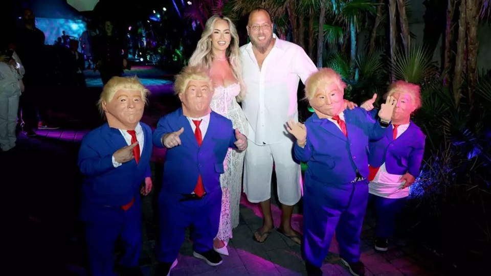 Natalie Younan y Gil Dezer posan con los artistas durante la fiesta del 50 cumplea�os de Gil Dezer en Bentley Residences el 1 de marzo de 2025 en Miami, Florida. Alexander Tamargo / Getty Images
