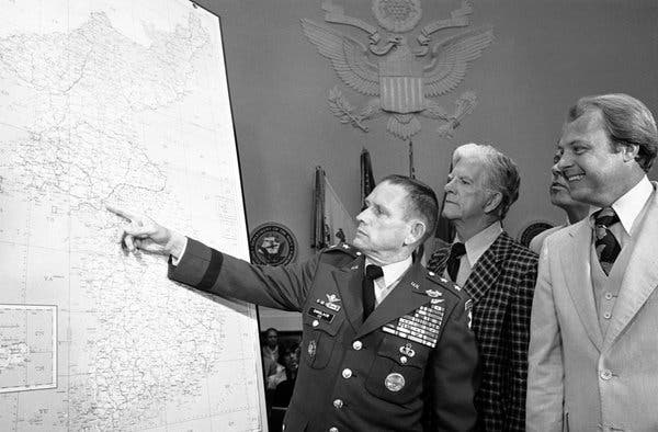 General Singlaub en 1977 con un mapa de la pennsula de Corea antes de testificar ante un subcomit de Servicios Armados de la Cmara.