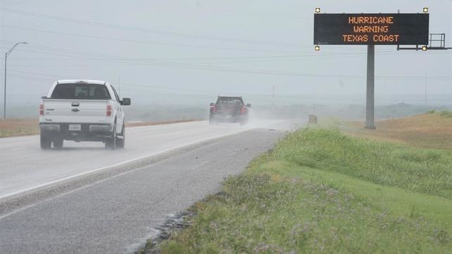El gobernador de Texas alerta de "inundaciones histricas" por el huracn Harvey