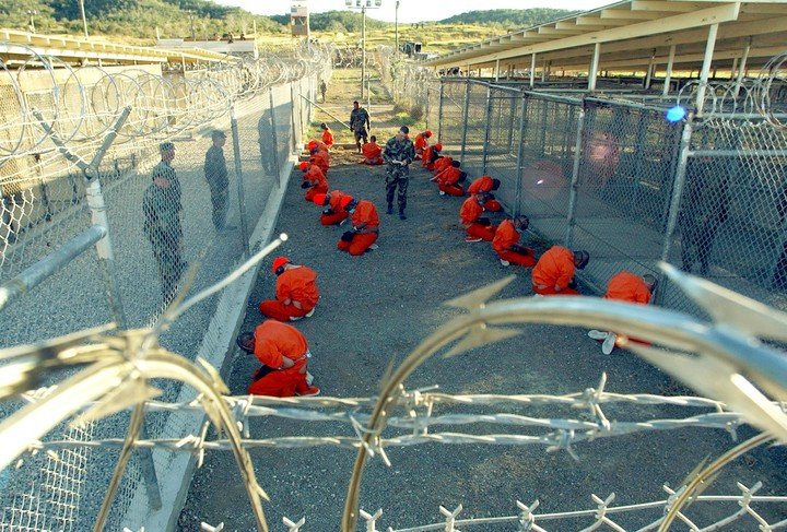 Los primeros 20 detenidos llevados a la Base Naval de la Bahía de Guantánamoo;. Foto Suboficial de primera clase Shane T. McCoy/Marina de los EE. UU. vía The New York Times.