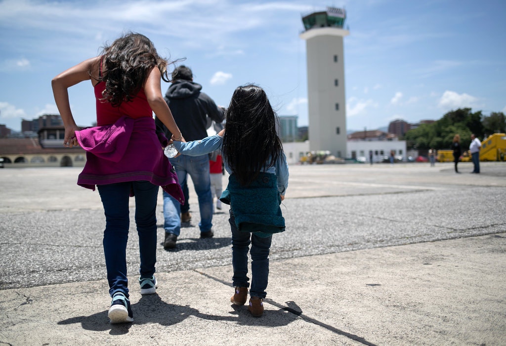Nios guatemaltecos a su llegada a Ciudad de Guatemala despus de haber sido deportados de Estados Unidos en 2019. Segn los acuerdos y polticas existentes, se supone que los nios de pases distintos a Mxico deben volver va area a sus pases de origen para reunirse con sus familias.