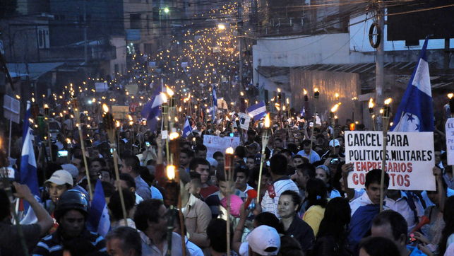 La multitudinaria marcha de las antorchas, convocada por el colectivo de indignados de Honduras, recorri las calles de Tegucigalpa. /EFE 