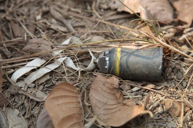 Las bombas conocidas como Municiones Convencionales Mejoradas con Propsito Doble (DPICM, en ingls) se distinguen por tener una cinta blanca de nailon con fines de estabilizacin. Crdito: Stphane De Greef, Landmine and Cluster Munition Monitor / CC-BY-2.0