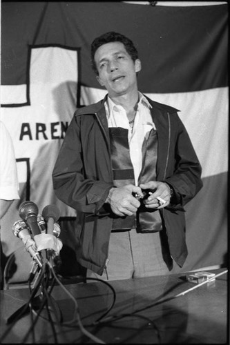 Roberto D'Aubuisson habla con un cigarrillo en la mano, San Salvador, 1982  Calisphere