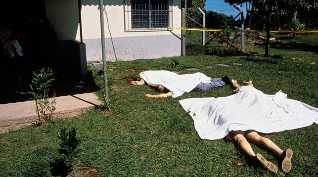 Los cuerpos de varios de los sacerdotes asesinados en la residencia de los jesuitas de San Salvador., yacen en el jardn. Era el 16 de noviembre de 1989. 