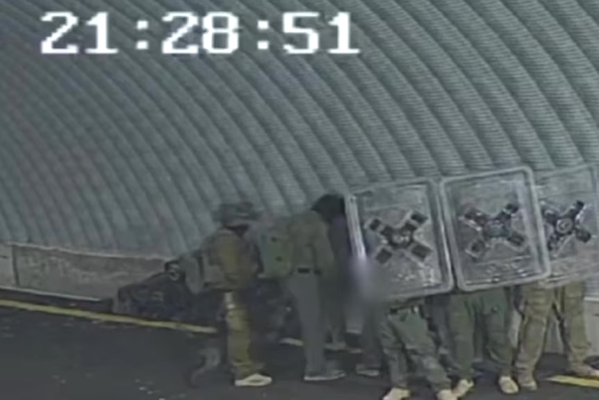 Una captura de pantalla del video filtrado de la violacin de Sde Teiman