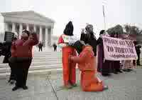 Pacifistas se manifestaron ayer afuera de la Suprema Corte estadunidense para exigir sean reconocidos los derechos de los prisioneros de Guantnamo, que han cumplido en su mayora seis aos de reclusin sin acceso a un tibunal
