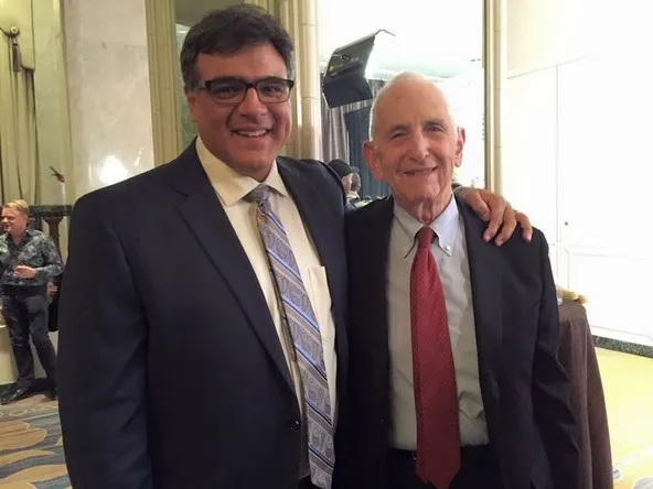 Dos hombres de traje y corbata Descripcin generada automticamente con nivel de confianza bajo