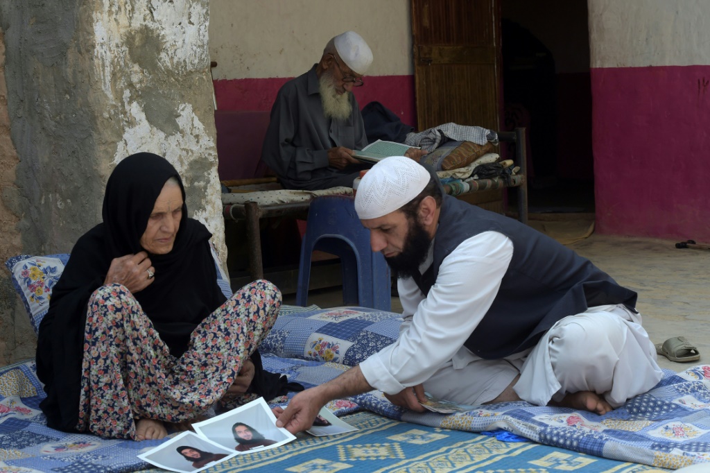 Sehar Bibi y su hijo mayor miran fotos de su otro hijo Asadullah Haroon, detenido en Guantnamo. 